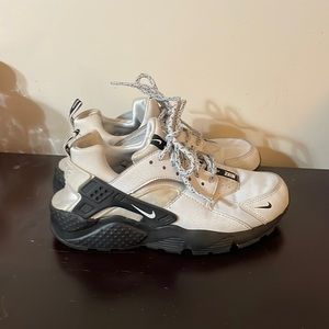 Nike huarache black/grey YOUTH size 5Y